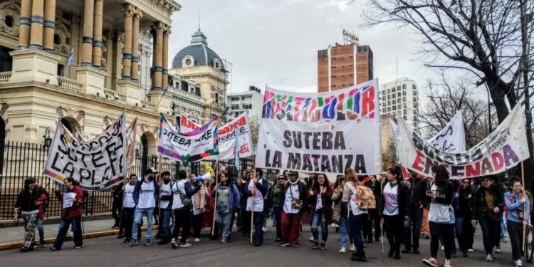Diputados advierten por restricciones en las licencias por violencia de género para docentes  El diputado, Christian Castillo, advierte por la aplicación de las licencias a docentes bonaerenses por violencia de género.