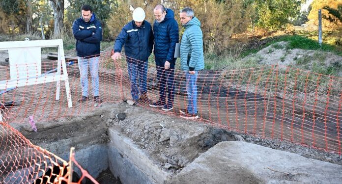 BAHIA BLANCA: Obras, mantenimiento y seguridad hidráulica «el Municipio avanza con la limpieza de un pluvial clave de la zona norte»  El Municipio de Bahía Blanca avanza con tareas de limpieza y desobstrucción del desagüe pluvial de calle Rizzo, entre Agustín Álvarez y Carriego, una obra clave para garantizar la seguridad hidráulica de la ciudad.