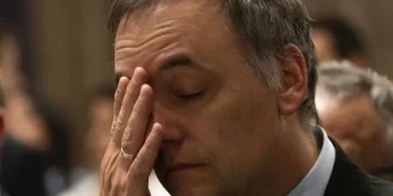 Tarjetas ajenas, compras rechazadas y una colaboradora de «confianza»: las nuevas pistas que complican a Manuel Adorni