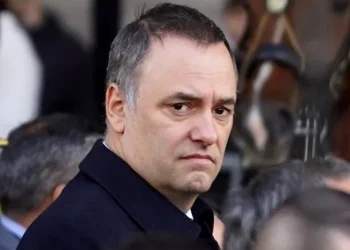 El exjefe de Gabinete Manuel Adorni tiene prohibida la salida del país