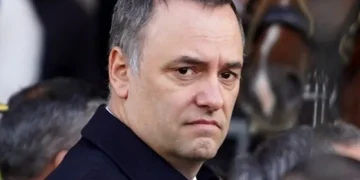 El exjefe de Gabinete Manuel Adorni tiene prohibida la salida del país