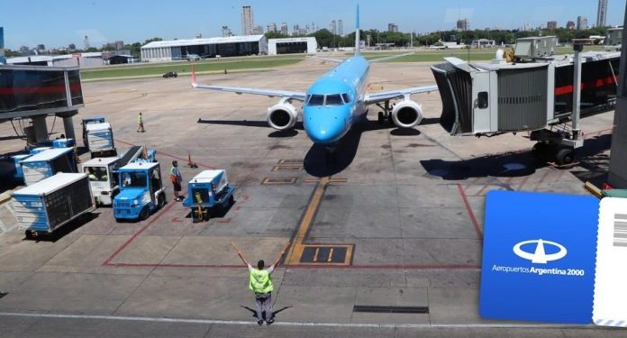 BAHIA BLANCA: El Municipio lanzó la licitación para concesionar el estacionamiento del Aeropuerto Comandante Espora  El Municipio de Bahía Blanca oficializó el llamado a Licitación Pública para concesionar la administración, explotación y funcionamiento de la playa de estacionamiento y el sector contiguo del Aeropuerto Comandante Espora, con el objetivo de modernizar integralmente el servicio y desarrollar nuevos espacios comerciales compatibles con la actividad aeroportuaria.