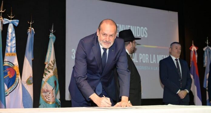 BAHIA BLANCA: A 32 años del atentado a la AMIA, Susbielles participó del Encuentro Federal por la Memoria  El intendente Federico Susbielles participó este miércoles junto con otros 50 jefes comunales del interior del país, del Encuentro Federal por la Memoria, realizado en la sede de AMIA, a pocos días de cumplirse el 32° aniversario del atentado terrorista perpetrado contra la institución.
