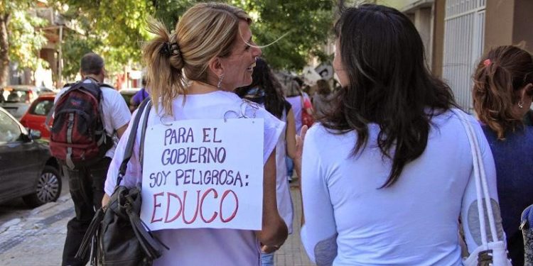 Docentes bonaerenses alertan por trabas en las licencias por violencia de género SUTEBA Multicolor denunció trabas en licencias por violencia de género y exigió respuestas ante más de mil casos entre docentes bonaerenses.