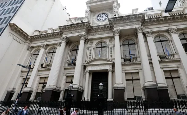 El Banco Central habilitó la apertura de cuentas sueldo en dólares: todos los detalles  La medida fue formalizada a través de la Comunicación "A" 8460, con el fin de adaptar el sistema financiero a la Ley de Modernización Laboral.