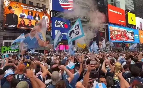 Espectacular banderazo argentino en Nueva York: así se vive la previa de la final del Mundial 2026 En la previa al duelo con España por la final del Mundial 2026, cientos de argentinos se congregaron en Nueva York, en apoyo a la Selección Argentina.