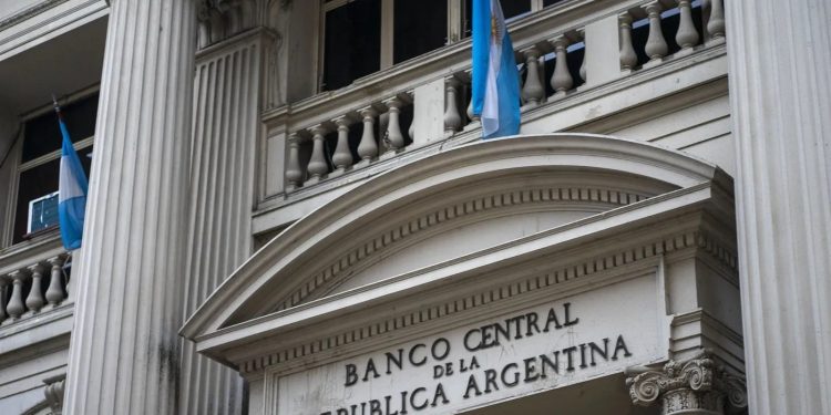 El BCRA refinanció deuda por u$s6.000 millones con bancos internacionales y pateó compromisos hasta 2028 La autoridad monetaria anunció que canceló todos los vencimientos de REPO de 2026 y 2027 y que suscribió una nueva operación por el mismo monto con 10 entidades del exterior.
