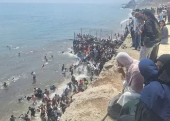 Caos en Ceuta: España refuerza la frontera tras una nueva avalancha de inmigrantes desde Marruecos
