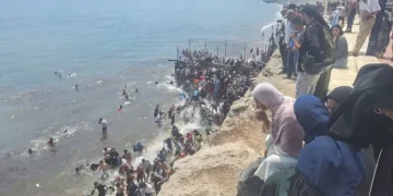 Caos en Ceuta: España refuerza la frontera tras una nueva avalancha de inmigrantes desde Marruecos