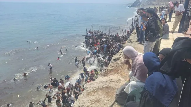Caos en Ceuta: España refuerza la frontera tras una nueva avalancha de inmigrantes desde Marruecos La Policía Nacional española desplegó unidades antidisturbios para contener el ingreso por mar y a pie a través del espigón del Tarajal. Mientras la crisis se intensifica, las fuerzas políticas locales reclamaron el cierre de la frontera.