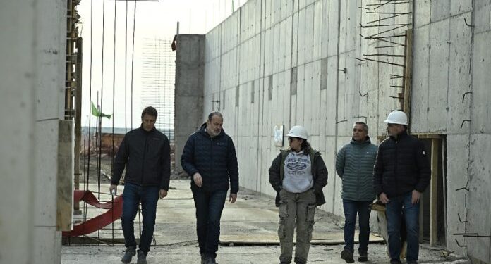 BAHIA BLANCA: El intendente Susbielles supervisó las obras en las cisternas de Bosque Alto y Planta Patagonia, que optimizarán el servicio de agua en la ciudad El intendente municipal, Federico Susbielles, recorrió los avances en la construcción de las cisternas de Bosque Alto y Planta Patagonia, una infraestructura clave que permitirá potenciar de manera significativa el suministro de agua potable en gran parte del distrito.