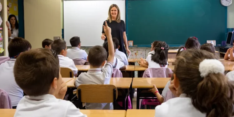 Colegios privados rechazaron el traslado de los no docentes al régimen previsional del IPS  Los colegios privados rechazaron la decisión de Provincia de trasladar a los no docentes al régimen previsional del IPS.