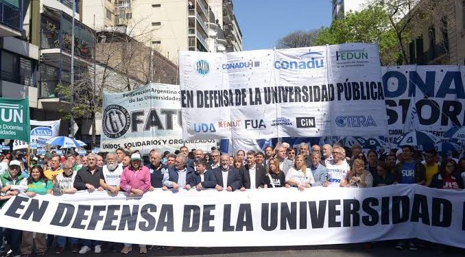 Docentes universitarios exigen la aplicación de la Ley de Financiamiento y amenazan con un nuevo paro  La CONADU volvió a encender el reclamo por el cumplimiento de la Ley de Financiamiento Universitario y amenaza con un paro si el Gobierno no actualiza los salarios.
