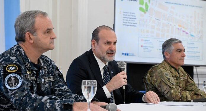 BAHIA BLANCA: Bahía se viste de celeste y blanco para celebrar el Día de la Independencia Un total de 156 instituciones educativas, sociales, culturales y deportivas, más los distintos cuerpos de las Fuerzas Armadas y de Seguridad, darán vida al tradicional desfile cívico-militar con motivo del 210º aniversario de la Declaración de la Independencia Nacional. Además se servirá chocolate caliente y se podrá disfrutar de la Feria de la Economía Social, con mas de 100 emprendimientos.