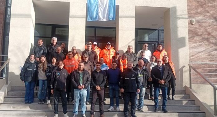 Bahía Blanca consolida su rol estratégico: será cabecera regional de Defensa Civil del sudoeste bonaerense En el marco de un encuentro clave para la gestión del riesgo y la seguridad pública de la región, se desarrolló en la localidad de Pigüé, una encuentro de trabajo que reunió a los representantes de las direcciones de Defensa Civil de todos los distritos que integran la Sexta Sección Electoral del Sudoeste Bonaerense.