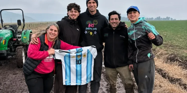 Encontró a «Dibu» Martínez encajado con su camioneta en el campo, lo ayudó a salir y le quedó la anécdota de su vida  Un vecino marplatense salió a ver si encontraba al arquero en cercanías de Sierra de los Padres y terminó dándole una mano junto a toda su familia.