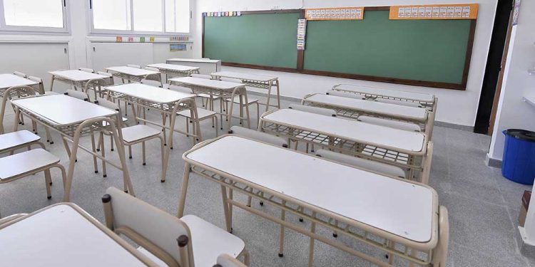 Docentes bonaerenses encabezan un paro, a pesar del acuerdo salarial Un gremio de los docentes bonaerenses ratificó el paro de 48 horas agendado para este martes.