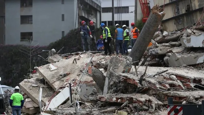El total de muertos en Venezuela superó los 4.000 tras el paso de los terremotos Además, se calcula un total de más de 17.000 damnificados distribuidos campamentos transitorios. Equipos de rescate dieron por concluida la búsqueda de sobrevivientes, pero familiares continúan buscando restos.