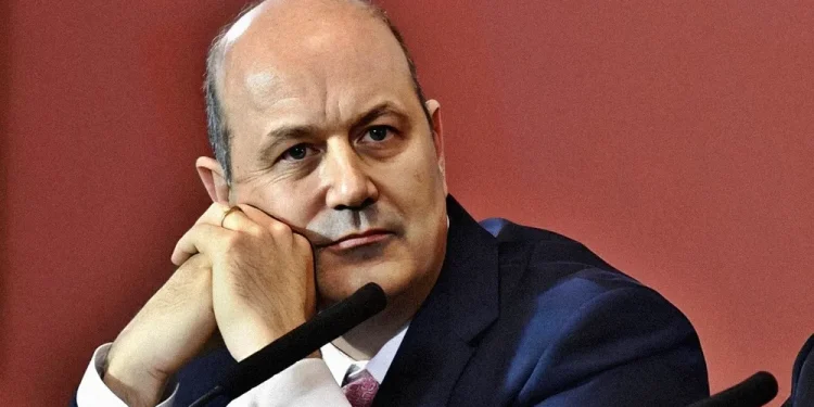 Medicamentos, libros y garrafas: el gobierno prepara un nuevo paquete de desregulaciones La iniciativa está siendo definida por Federico Sturzenegger. Muchas de las reformas habían sido planteadas en el DNU 70/23 pero después frenadas con amparos.