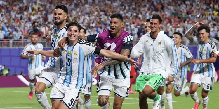 Argentina venció a Suiza en el suplementario y jugará las semifinales del Mundial ante Inglaterra  La Albiceleste se impuso 3-1 a los helvéticos en Kansas City. Julián Álvarez encaminó la clasificación con un tremendo golazo a los 111 minutos y Lautaro Martínez liquidó el trámite sobre el final.