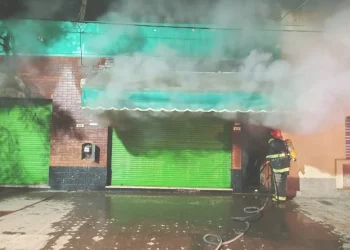 BAHIA BLANCA: Se incendió un almacén y los dueños del lugar fueron atendidos por inhalación de humo