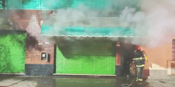 BAHIA BLANCA: Se incendió un almacén y los dueños del lugar fueron atendidos por inhalación de humo