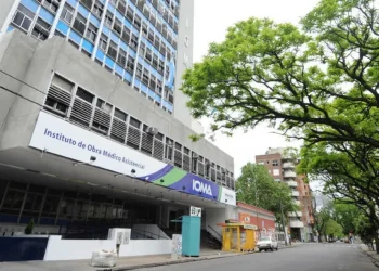 Acompañantes terapéuticos protestan por atrasos en los pagos de IOMA
