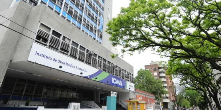 Acompañantes terapéuticos protestan por atrasos en los pagos de IOMA Denuncian que la obra social de la provincia tiene una mora de tres meses en el pago de las prestaciones.