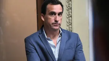 El gobierno de Javier Milei designó a Javier Lanari como director del Banco Nación tras la salida de Gonzalo Pascual La designación fue oficializada mediante el Decreto 618/2026 y tendrá vigencia hasta febrero de 2028. Lanari reemplazará a Gonzalo Pascual, quien presentó su renuncia al directorio de la entidad.