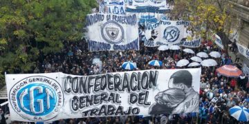 La CGT marcha con los jubilados e inicia un plan de lucha escalonado: una por una, las protestas