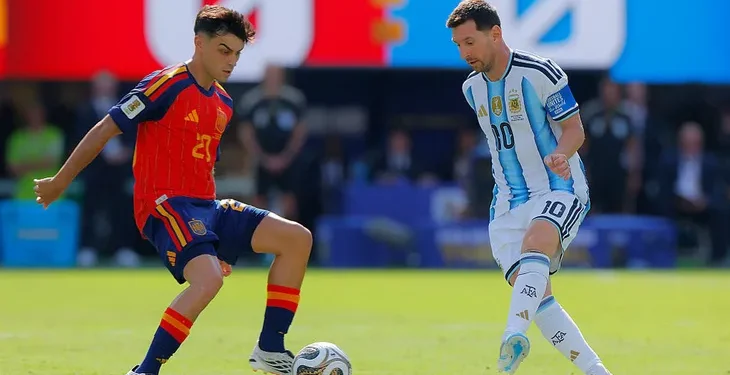 Argentina fue superado por España que ganó 1 a 0 y se consagró campeón del mundo España le ganó 1 a 0 a la Argentina en tiempo suplementario con gol de Ferrán Torres y se llevó el título. Enzo Fernández se fue expulsado.