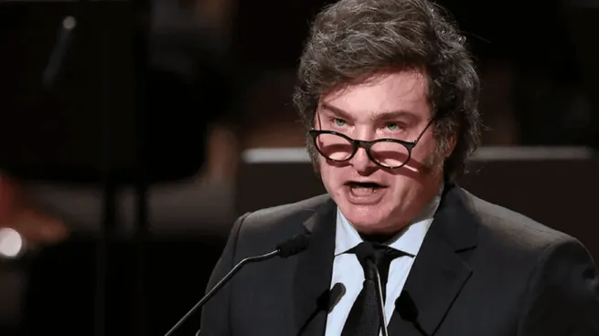 Milei firmó un DNU que permite expulsar a extranjeros que «expresen mensajes de odio» contra la Argentina El Gobierno incorporó por decreto nuevas causales para impedir el ingreso o expulsar del país a extranjeros que promuevan mensajes de odio o violencia contra los argentinos o ultrajen los símbolos patrios.