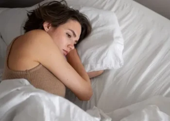 Señales que revelan que una persona no duerme bien, aunque descanse lo suficiente
