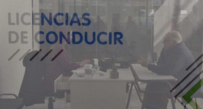 BAHIA BLANCA: Nuevo proceso para la emisión de la Licencia Nacional de Conducir  Se recuerda que la Dirección Provincial de Licencias de Conducir y Antecedentes de Tránsito recuerda que, en virtud del Convenio Específico de Delegación de Facultades suscripto entre la Provincia de Buenos Aires y la Agencia Nacional de Seguridad Vial (ANSV), aprobado por Decreto del Poder Ejecutivo Provincial N° 3153/25, a partir del día de la fecha se encuentran vigentes modificaciones en el procedimiento de otorgamiento de licencias profesionales correspondientes a las clases C, D y E con carácter interjurisdiccional.