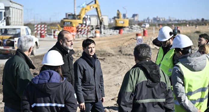 BAHIA BLANCA: Avanza una obra estratégica de infraestructura vial que transformará la transitabilidad, la seguridad y la logística del transporte pesado en el distrito  Con una inversión superior a los 13 mil millones de pesos, financiada por el Consorcio de Gestión del Puerto de Bahía Blanca, se ejecutará la reconstrucción integral de más de 12 kilómetros en los principales corredores de acceso a la zona portuaria.