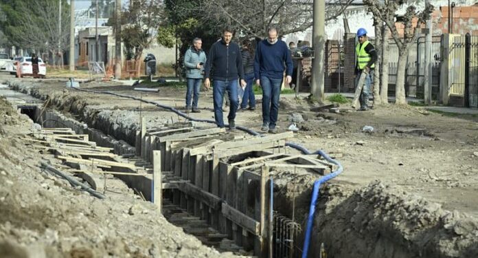 General Daniel Cerri: avanzan obras clave de agua, infraestructura pluvial y salud El Municipio de Bahía Blanca reafirma su compromiso con el desarrollo y la calidad de vida de los vecinos de General Daniel Cerri. A través de una gestión articulada y una inversión sin precedentes que combina fondos públicos y el aporte del sector privado, se consolidan tres proyectos estratégicos que transformarán el día a día de la localidad.