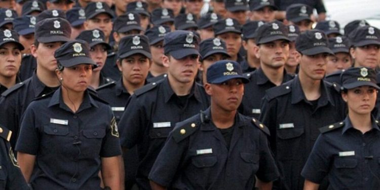 La Policía bonaerense también recibirá un aumento salarial del 7% en dos tramos  Al igual que a los estatales y docentes de la Provincia, el Gobierno de Axel Kicillof le otorgará un 7% de aumento a los oficiales de la Policía bonaerense.