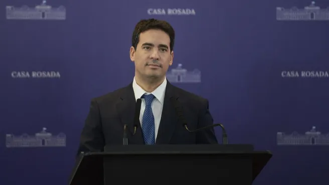 «Siendo un país bananero, nunca vamos a recuperar las Malvinas»: fuertes críticas de la oposición al vocero presidencial Adrián Ravier vinculó las posibilidades de avanzar en el reclamo de soberanía con la situación económica e institucional de la Argentina. Legisladores de distintos bloques cuestionaron sus palabras y le exigieron respeto por el país que representa.