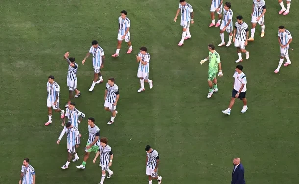 Los detalles del regreso de la Selección: La delegación llegará este lunes por la tarde a Buenos Aires, aunque no todos los jugadores regresarán al país El plantel y el resto de la delegación tiene previsto subirse a un avión de Aerolíneas Argentinas para emprender el regreso en la madrugada de este lunes, cerca de las 5 AM (hora de Nueva Jersey, es una hora menos que Argentina), mientras que otra aeronave estará preparada para el regreso de las familias de los jugadores al mismo tiempo. La intención era que arriben al país alrededor de las 17 horas. Sin embargo, no todos los jugadores regresarán a Buenos Aires, según confirmó la AFA en un comunicado.