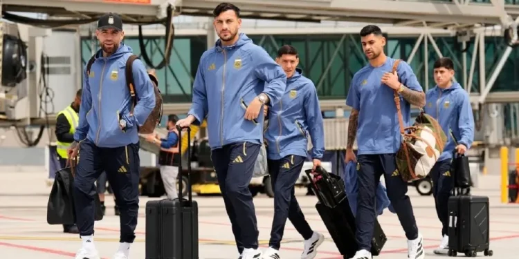 La Selección Argentina ya se encuentra en Nueva York donde jugará la final del Mundial 2026  El plantel no tiene descanso tras la clasificación ante Inglaterra. El plantel comandado por Scaloni ya se encuentra Nueva Jersey para la final.