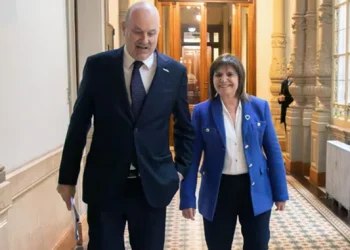 Sturzenegger aceptó cambios acordados por Bullrich al proyecto de extranjerización de tierras