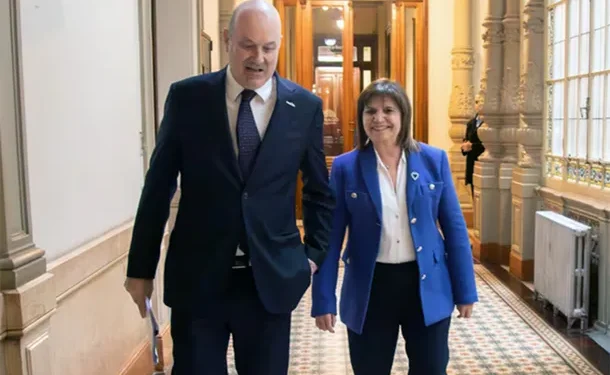 Sturzenegger aceptó cambios acordados por Bullrich al proyecto de extranjerización de tierras  El ministro y la senadora se reunieron para ratificar los cambios al texto original y así poder tratarlo el próximo 6 de agosto en el Senado.