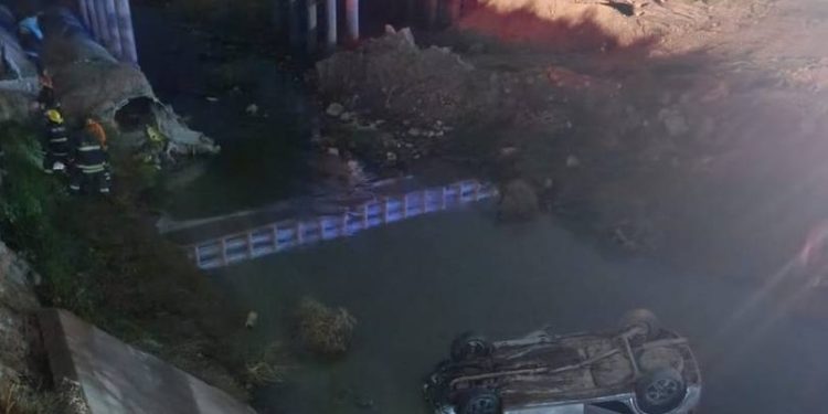 BAHIA BLANCA: Un Uber con 6 ocupantes terminó dentro del canal Maldonado  Seis personas resultaron heridas este jueves por la noche luego de que un automóvil que prestaba servicio para una aplicación de viajes cayera al canal Maldonado, a la altura del kilómetro 692 de la Ruta Nacional 3 Sur, en las inmediaciones de la avenida Buenos Aires.