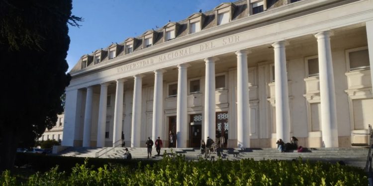 BAHIA BLANCA: La UNS quedó primera entre todas las universidades argentinas en el ingreso a las residencias nacionales de Medicina  La ubicación se determinó por el promedio general de resultados de sus graduados en el examen nacional. Fue rendido por más de 3300 médicos y médicas de todo el país. El 98% de las 100 mejores calificaciones correspondió a egresados de universidades nacionales.