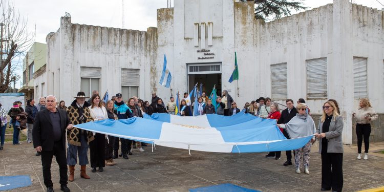 Saldungaray celebró sus 126 años con un emotivo acto junto a toda la comunidad  Saldungaray celebró este sábado su 126° aniversario con un acto que reunió a vecinos, instituciones y familias de la localidad para conmemorar un nuevo año de historia compartida.