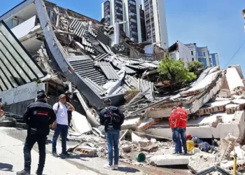 Fuerte terremoto de magnitud 7,4 sacude a Colombia y se suman réplicas en distintos distritos