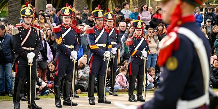 Bahía Blanca conmemoró el 176° aniversario del paso a la inmortalidad del General San Martín  Bahía Blanca conmemoró esta tarde el 176° aniversario del paso a la inmortalidad del General José de San Martín con un acto oficial realizado frente al Monumento al Libertador, ubicado en el Parque de Mayo.