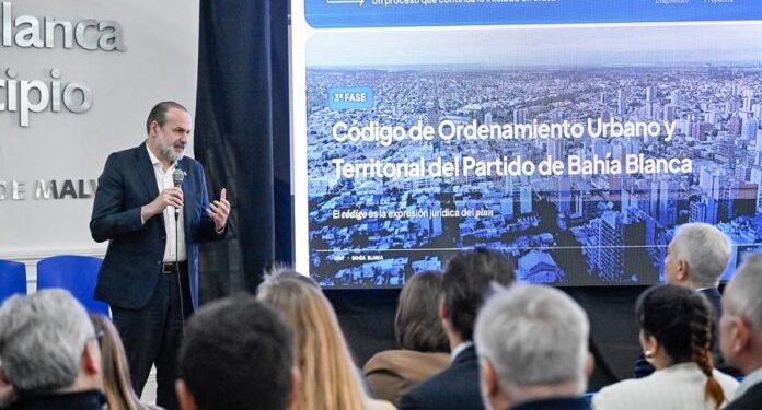 BAHIA BLANCA: Susbielles presentó el nuevo Código de Ordenamiento Urbano y Territorial: el plan para definir cómo se desarrollará Bahía Blanca hacia su bicentenario  El intendente Federico Susbielles encabezó este martes la presentación del proyecto del nuevo Código de Ordenamiento Urbano y Territorial del partido de Bahía Blanca, una herramienta estratégica que reemplazará una normativa vigente desde 1991 y que definirá las reglas para el desarrollo urbano, ambiental, productivo y habitacional de la ciudad durante las próximas décadas.