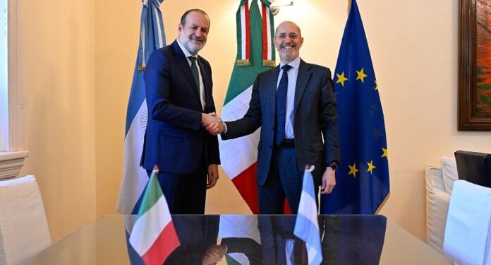 BAHIA BLANCA: Susbielles recibió al embajador de Italia y avanzaron en una agenda conjunta de inversiones y cooperación  El intendente municipal Federico Susbielles recibió esta mañana al embajador de Italia en nuestro país, Fabrizio Nicoletti, con quien compartió agenda de trabajo con el fin de continuar consolidando los lazos históricos y económicos entre nuestra ciudad y el país europeo.