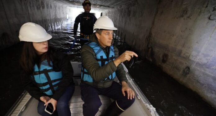 BAHIA BLANCA: El Municipio desplegó un nuevo operativo de inspección dentro del entubado del Napostá  Con el objetivo de garantizar el correcto drenaje del agua y prevenir complicaciones ante eventuales crecidas, la Municipalidad de Bahía Blanca llevó a cabo una operativo de inspección en el entubado del arroyo Napostá.
